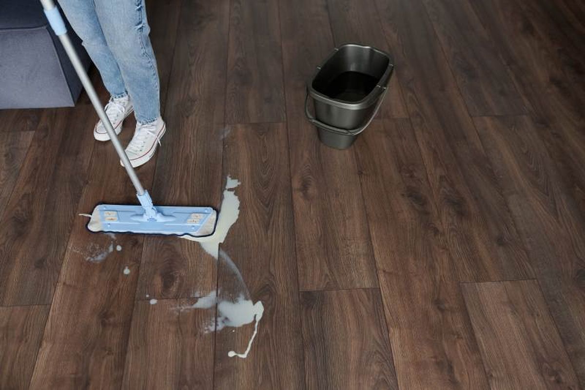 Elimina las manchas de cera del suelo de madera sin miedo a rayarla