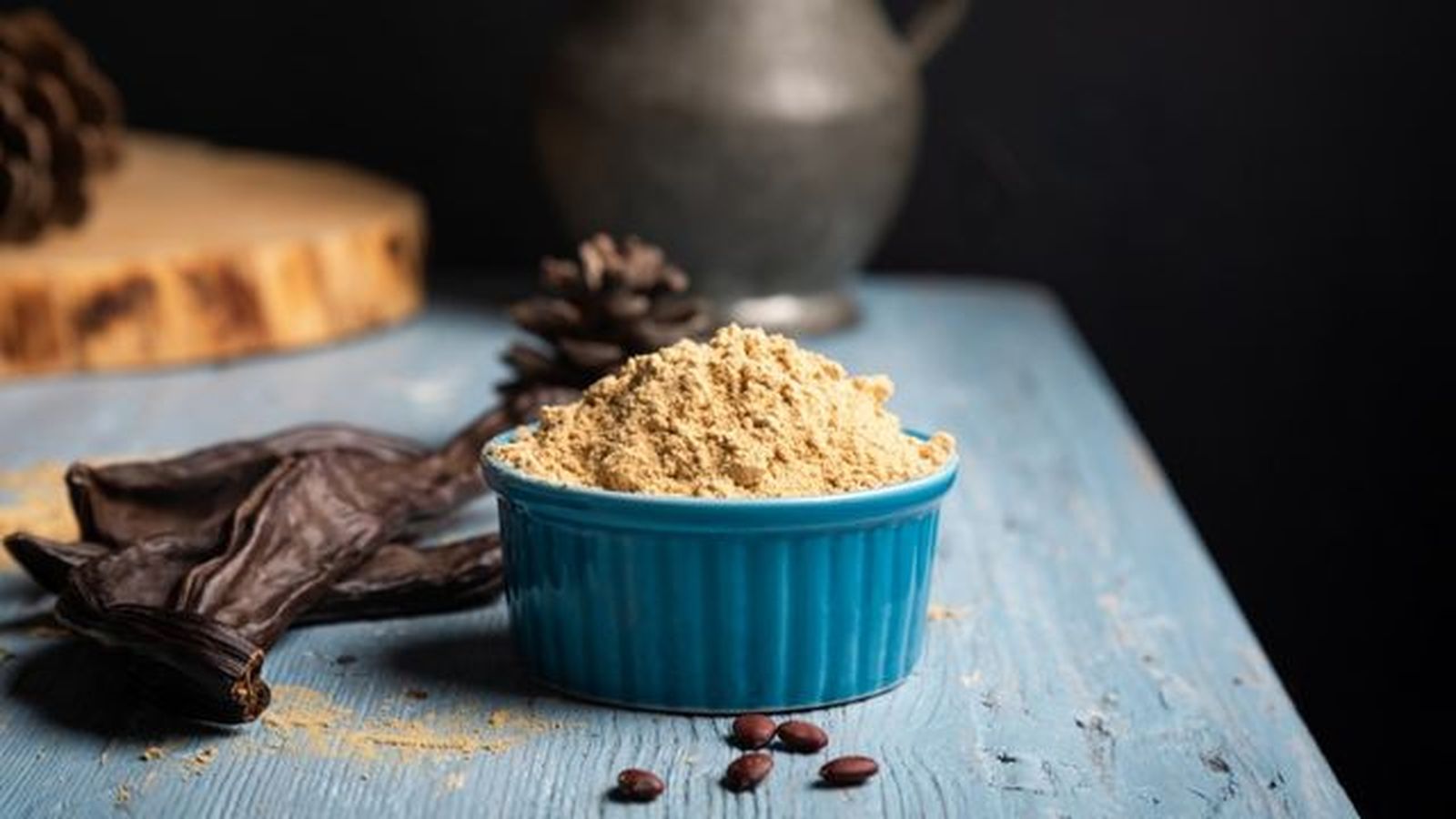 vainas de algarroba y polvo de algarroba
