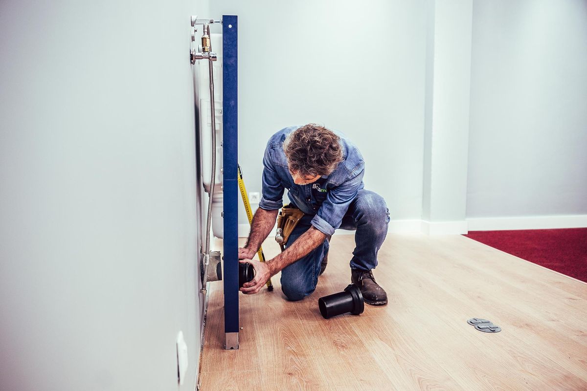 Cómo colocar un inodoro suspendido paso 7