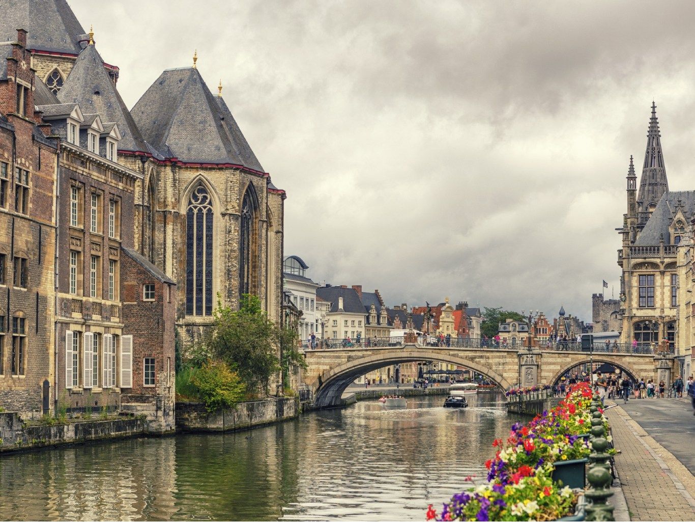 Puente e iglesia de San Miguel en Gante, Bélgica