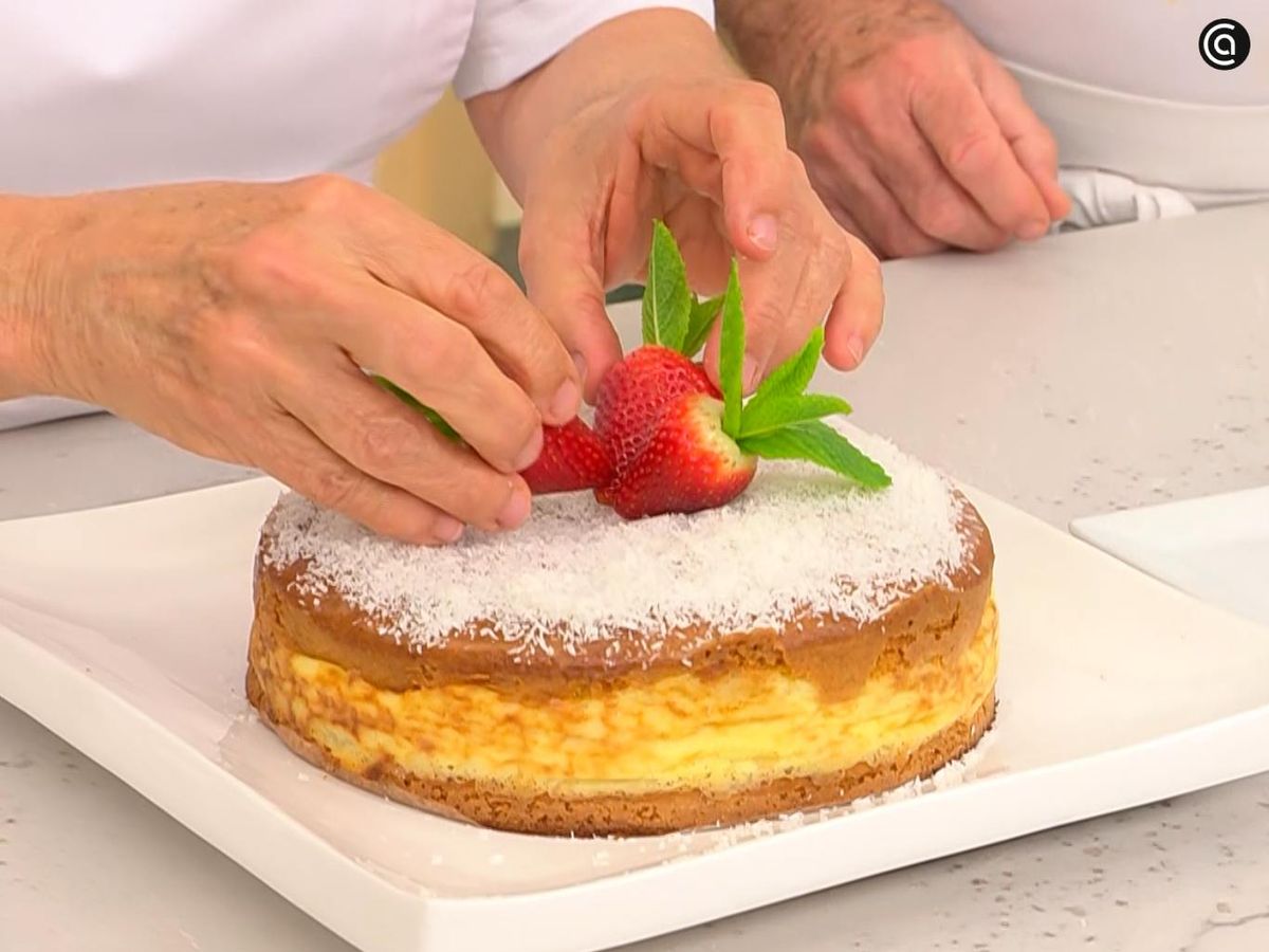 Decora y sirve el pastel de limón