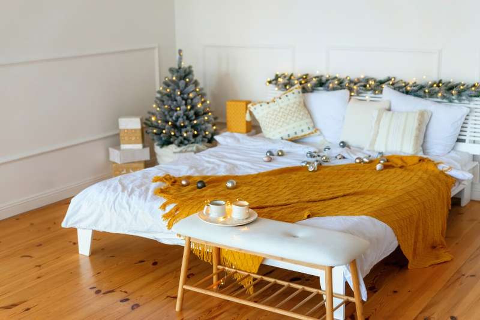 Dormitorio moderno con árbol de Navidad