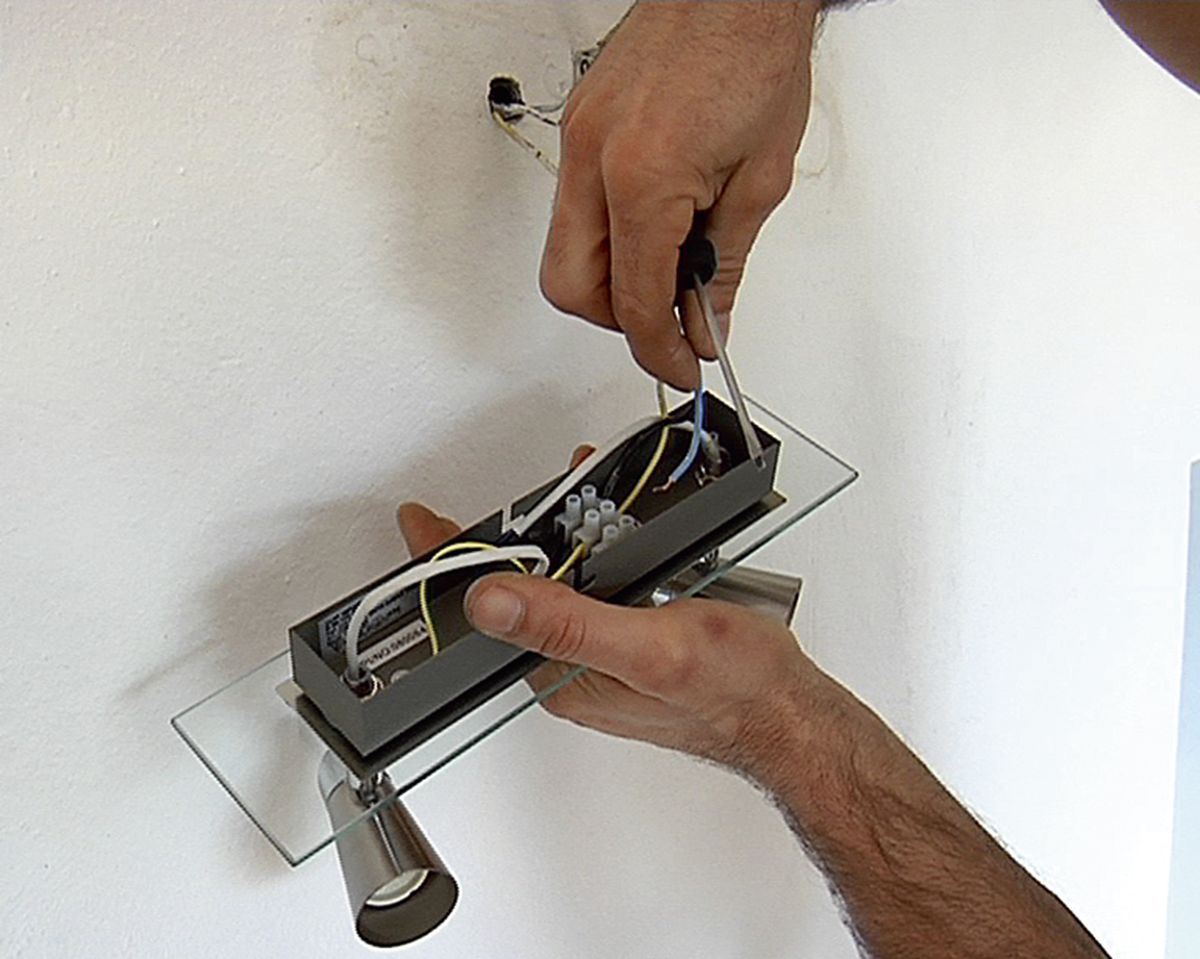 Cambiar aplique de pared paso 2