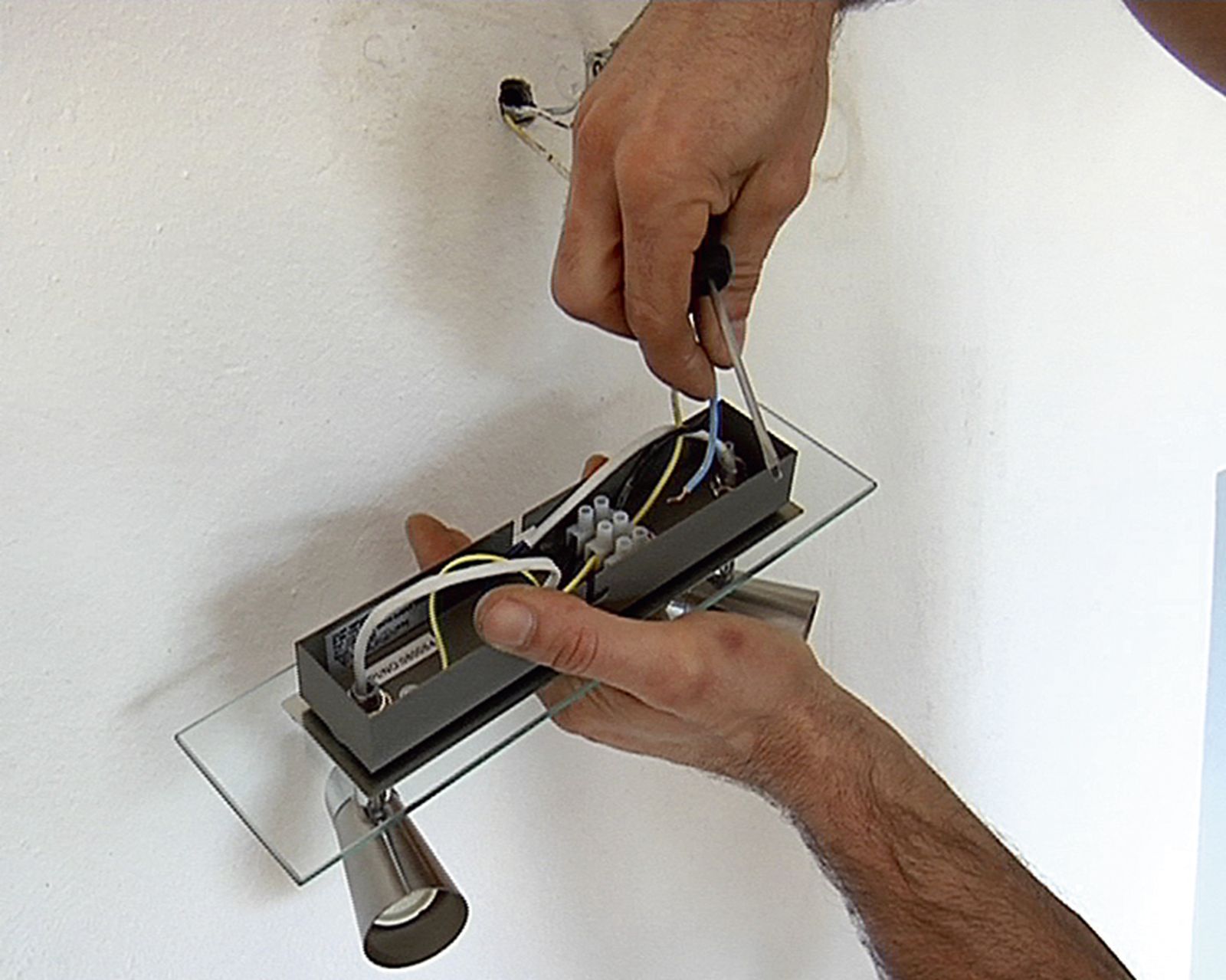 Cambiar aplique de pared paso 2