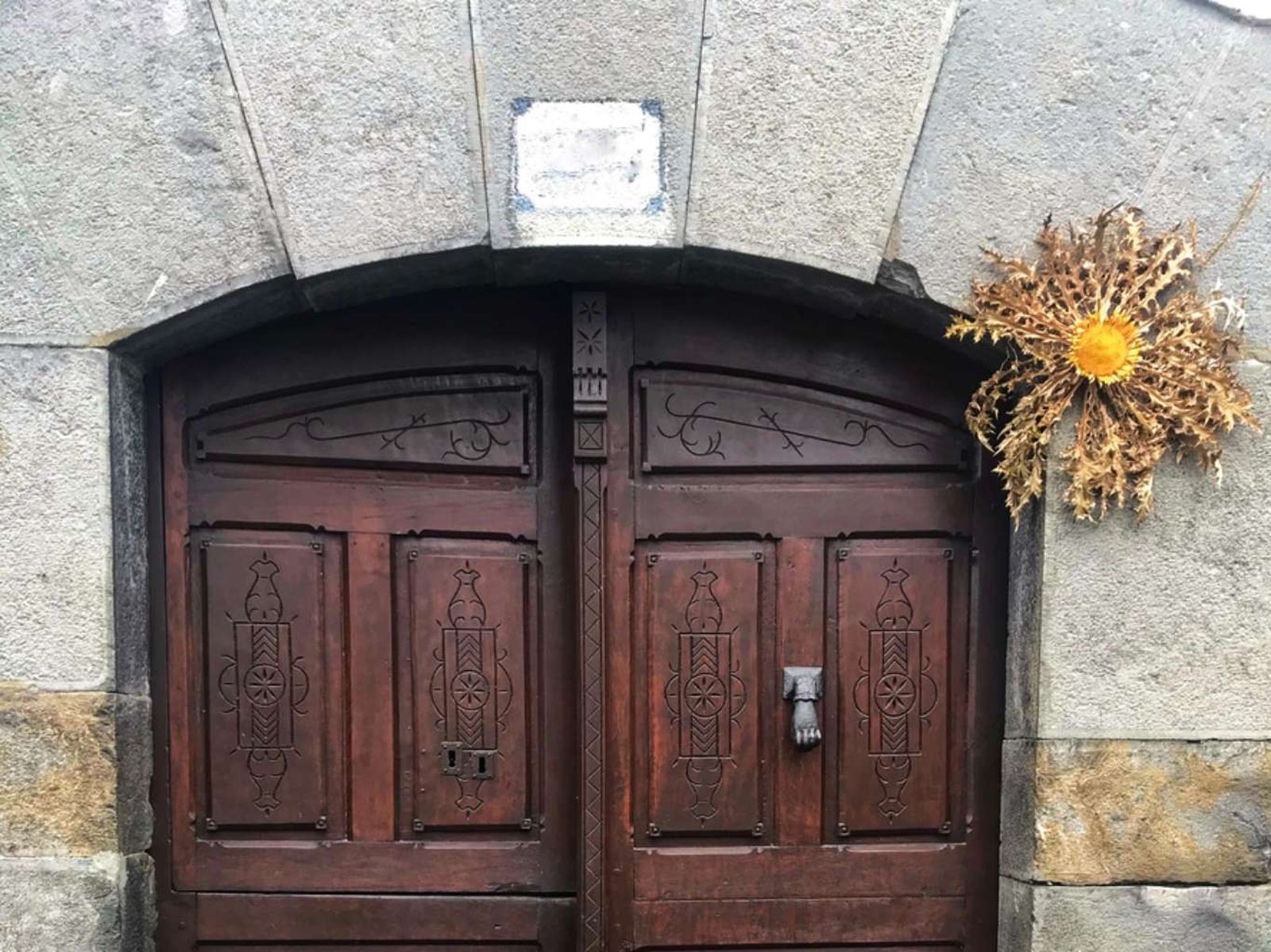 Eguzkilore en la puerta de una casa