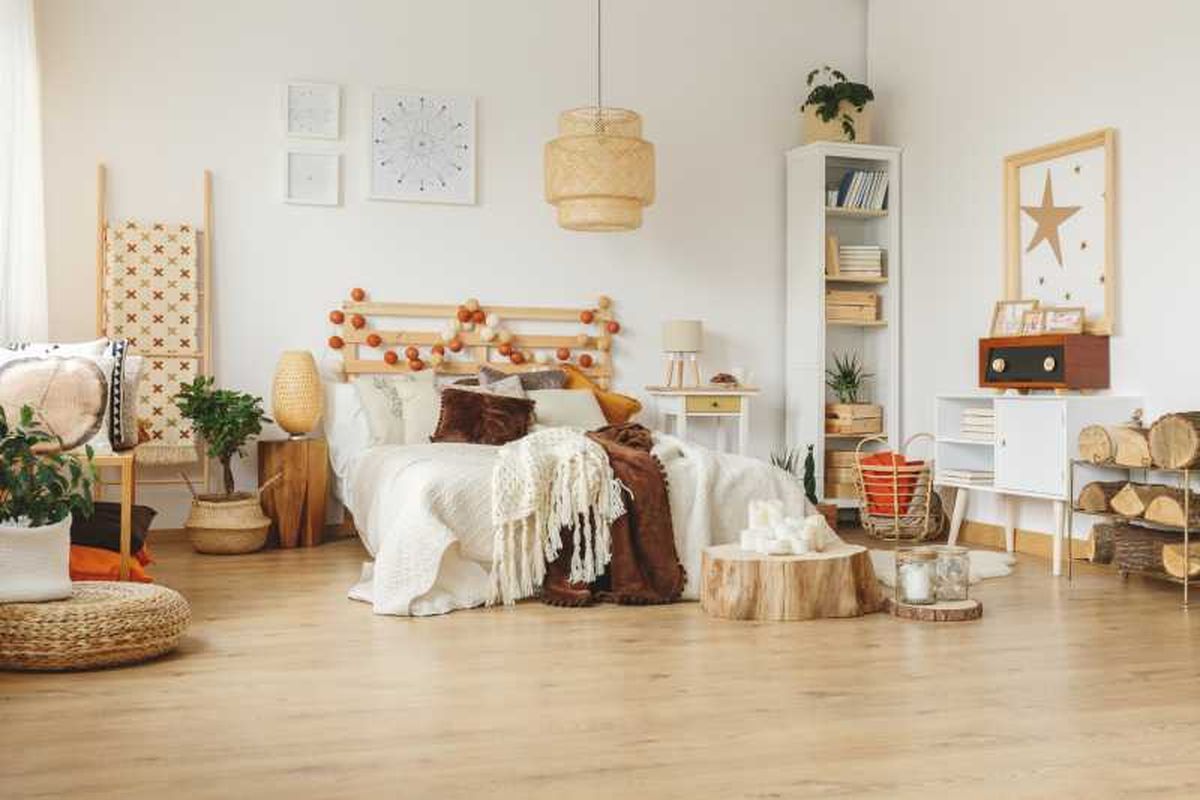 Dormitorio en tonos terrosos con decoración craftcore.