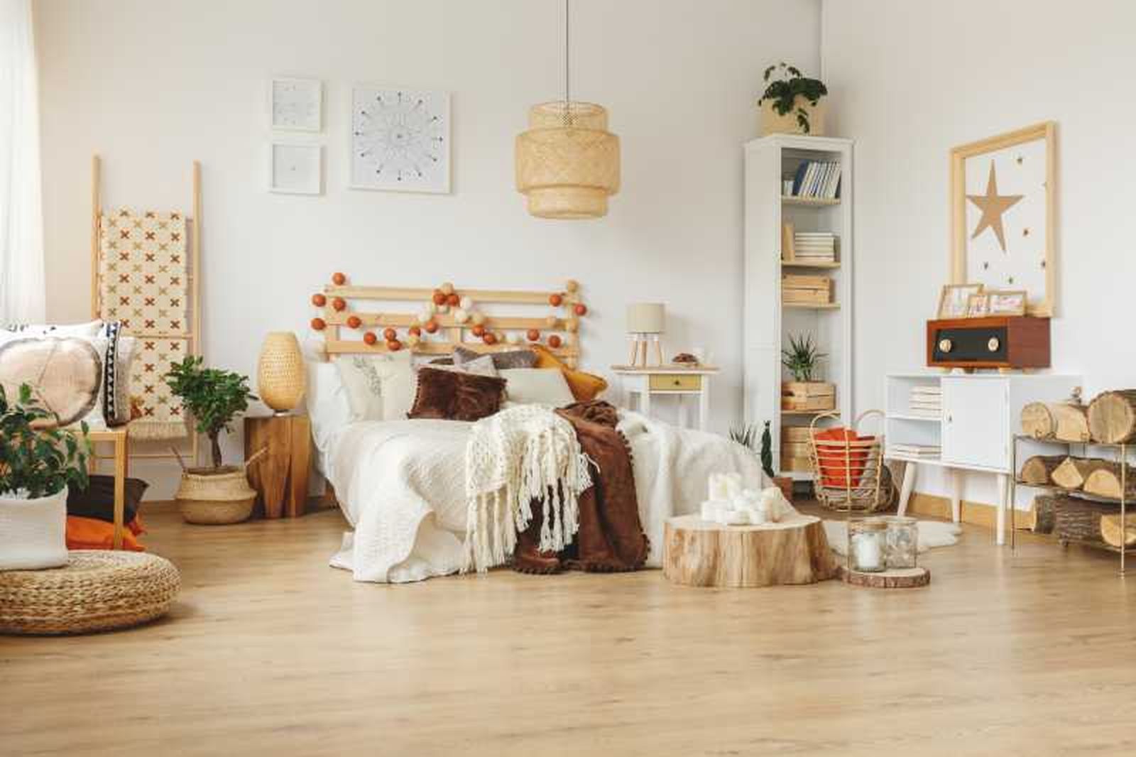 Dormitorio en tonos terrosos con decoración craftcore.
