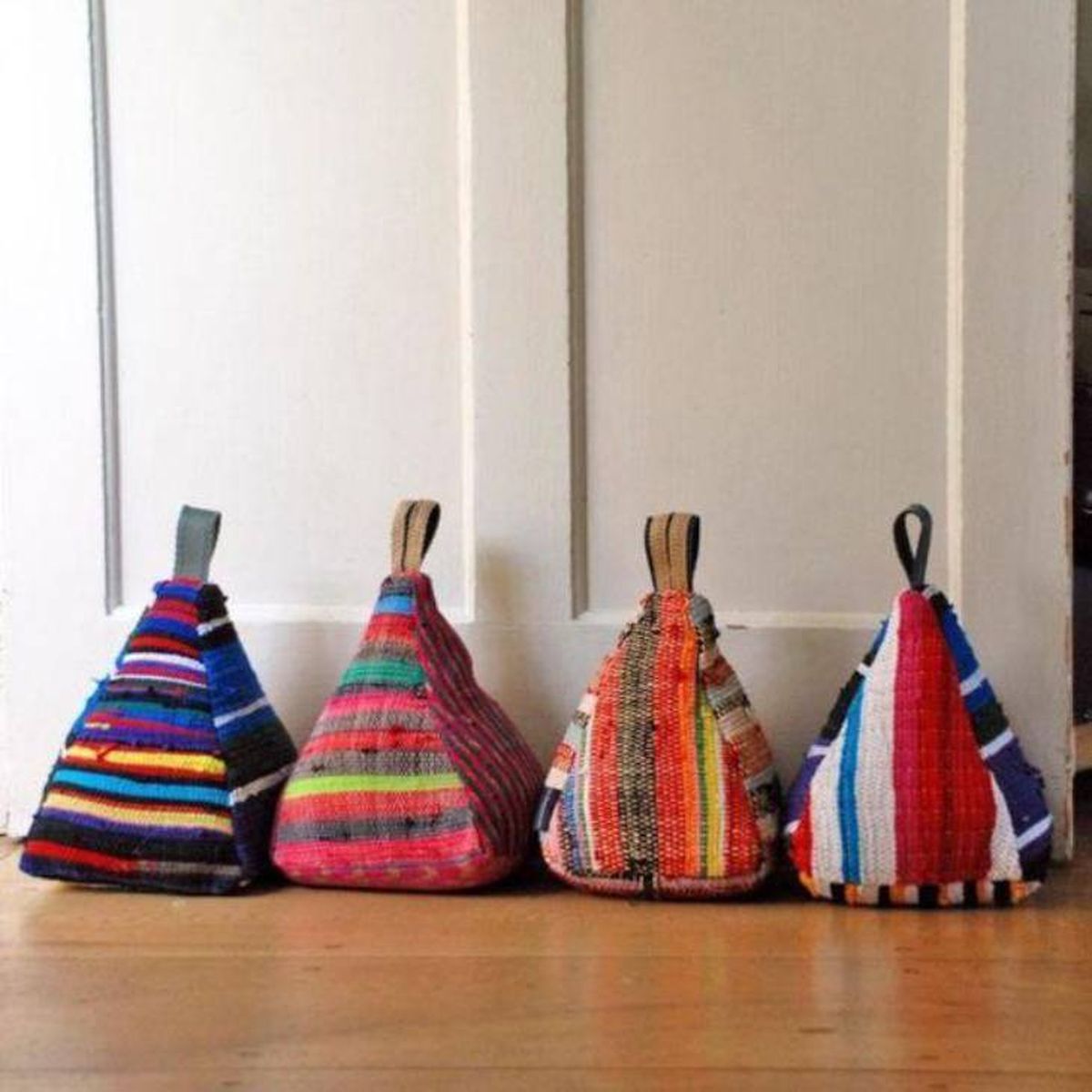 reutilizar ropa vieja sujetapuertas pinterest tua casa