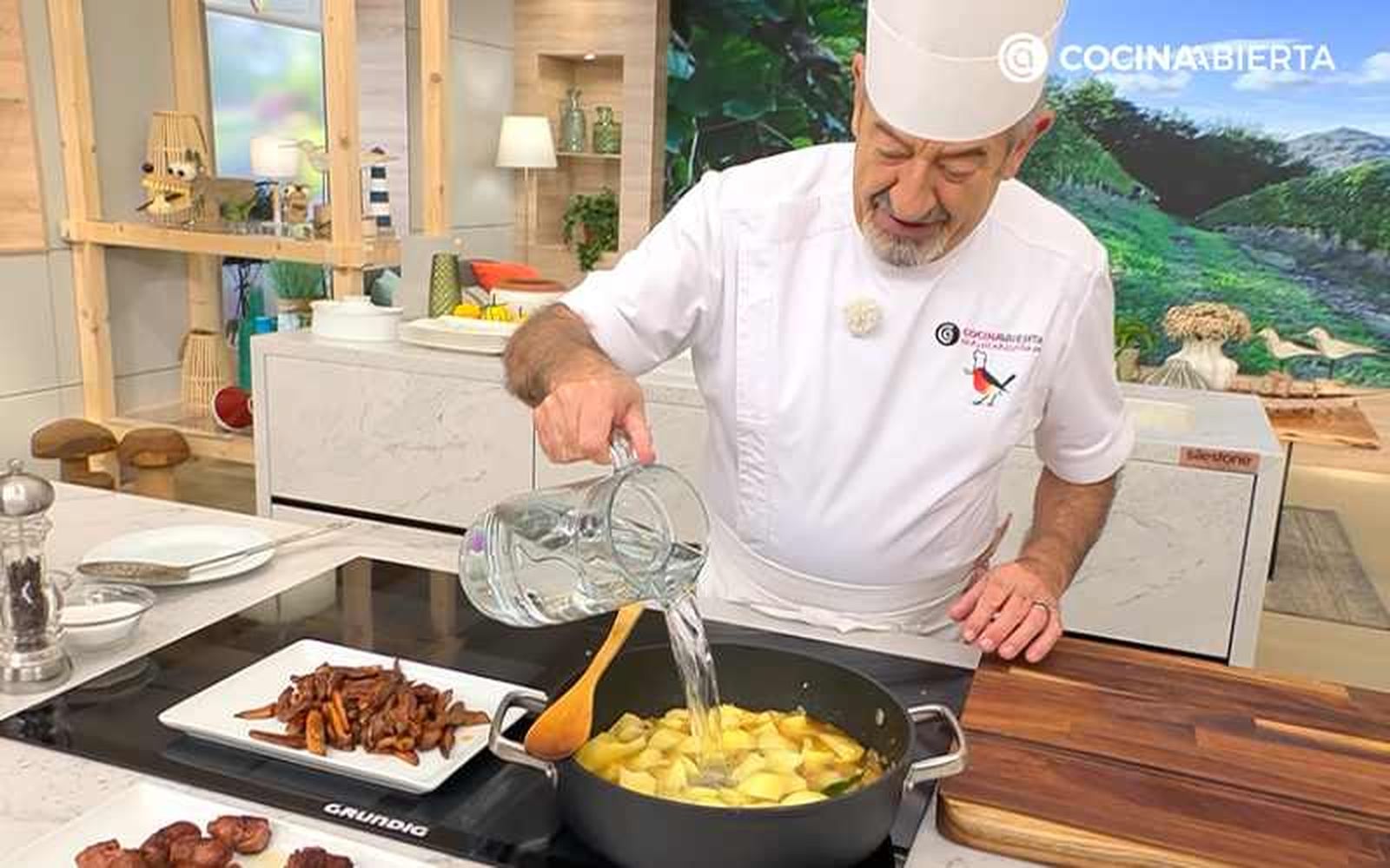 Karlos Arguiñano cubre el guiso con agua