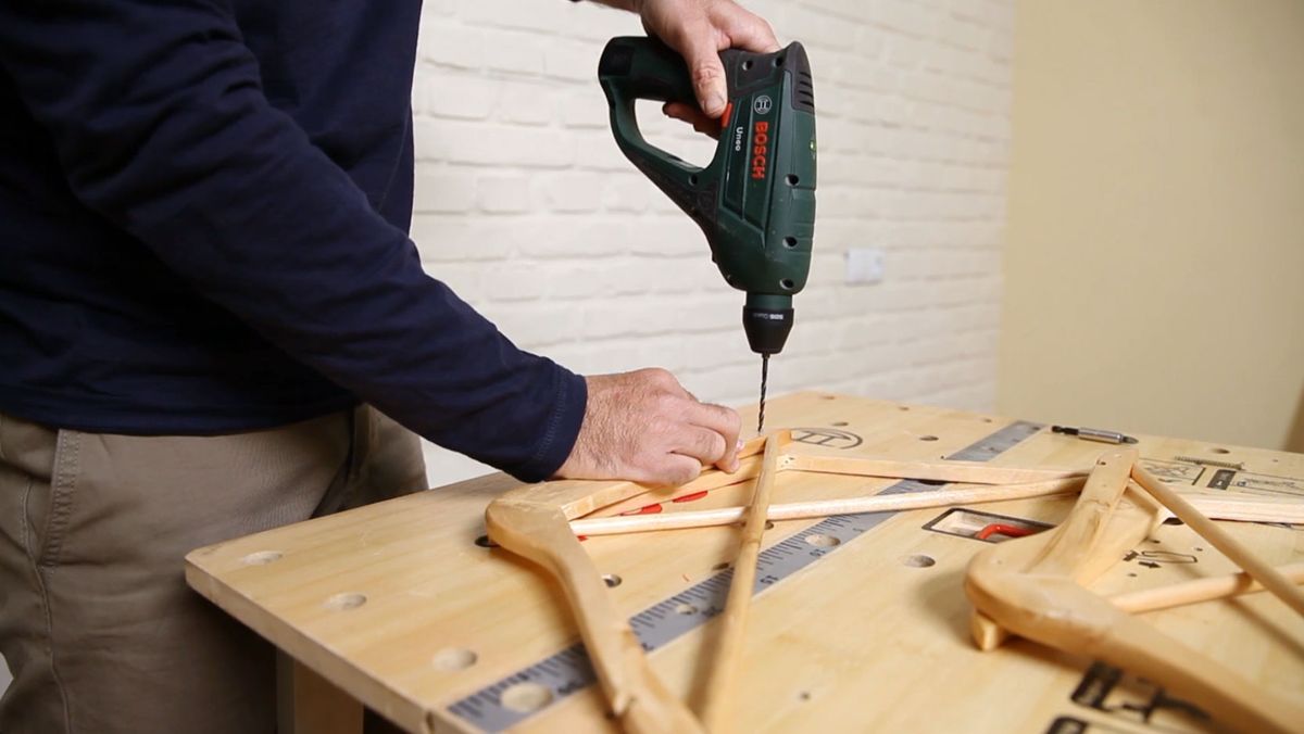 Hacer una mesita auxiliar con perchas paso 7