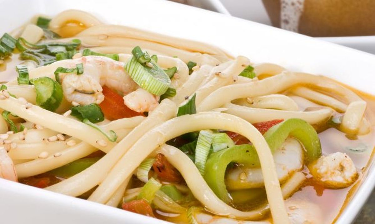 caldo de mar con udon y fruta asada