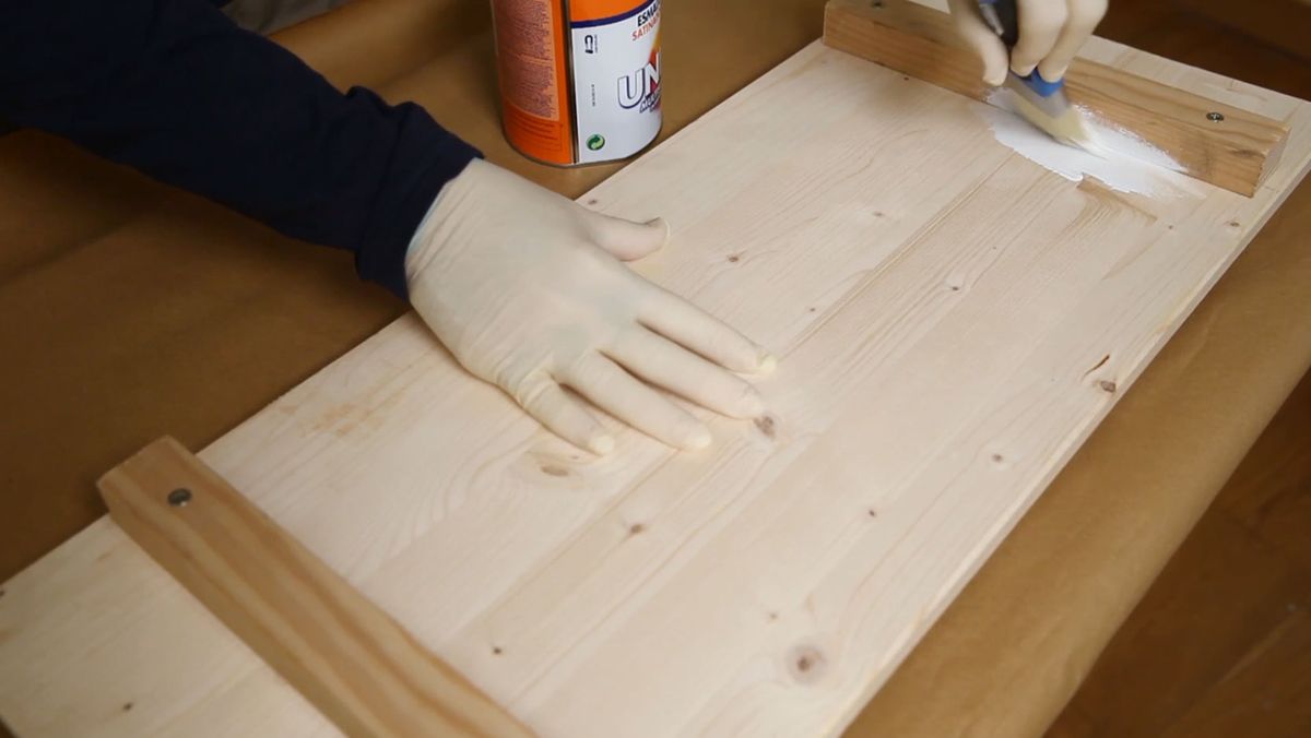 Hacer una mesita auxiliar con perchas paso 4