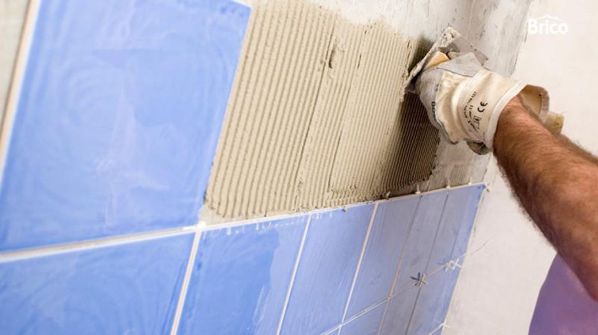 Persona fija azulejos con cemento cola