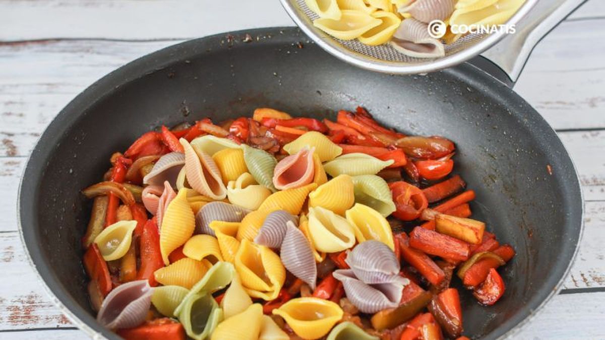 Agregamos la pasta cocida a las verduras salteadas