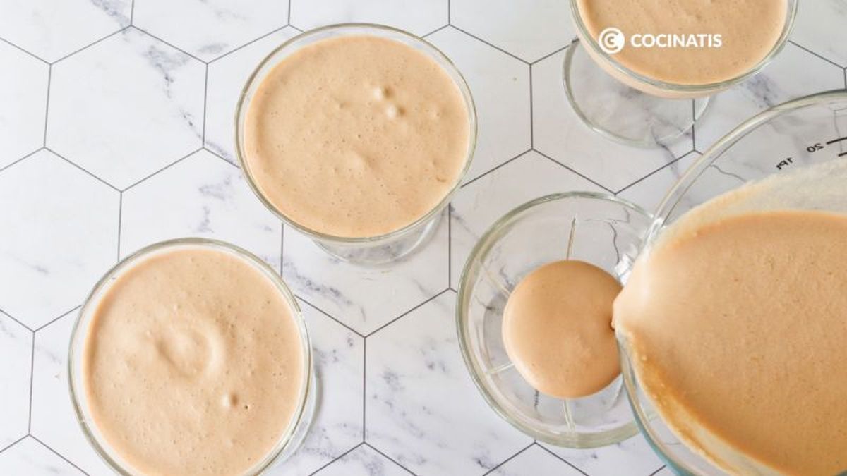 Repartimos la mousse en vasitos