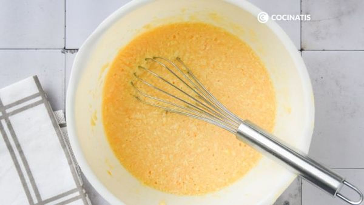 Mezclamos los huevos con la mantequilla y el azúcar