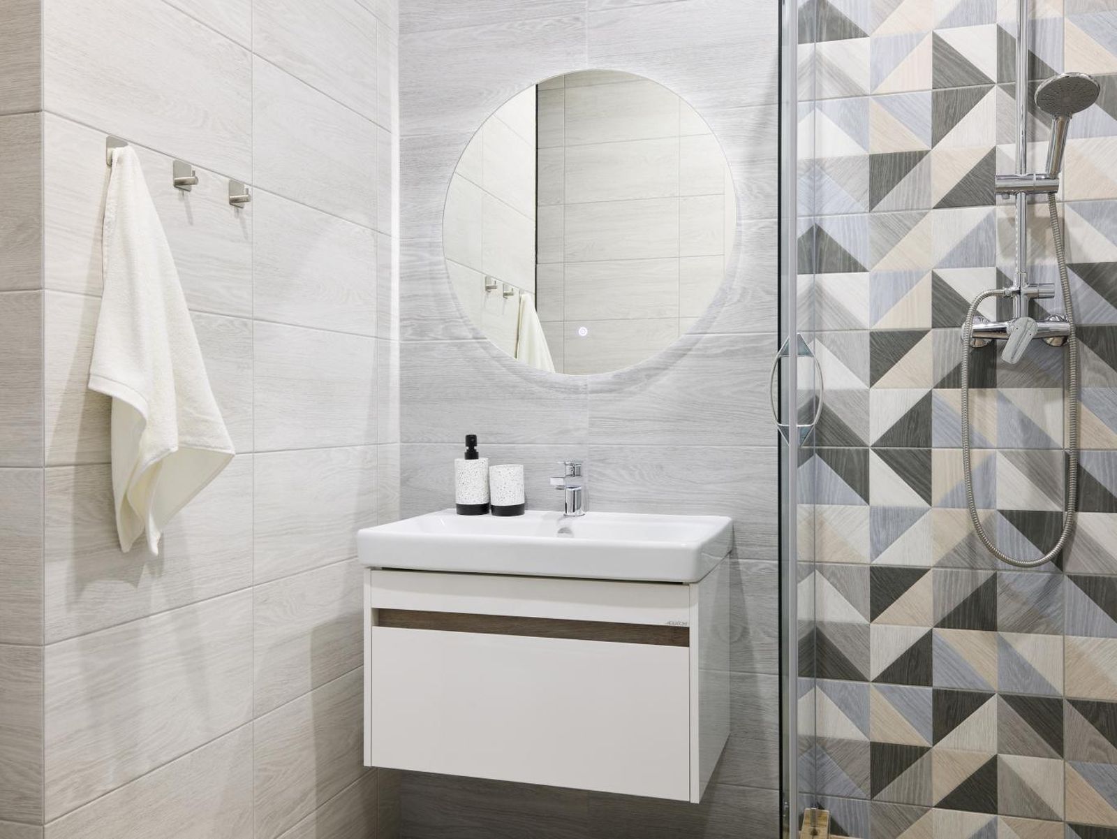 La combinación de azulejos grandes en las paredes y pequeños en la zona de la ducha es una buena idea para baños pequeños.