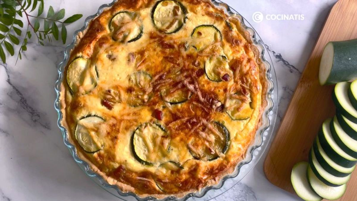 Quiche de calabacín recién horneada