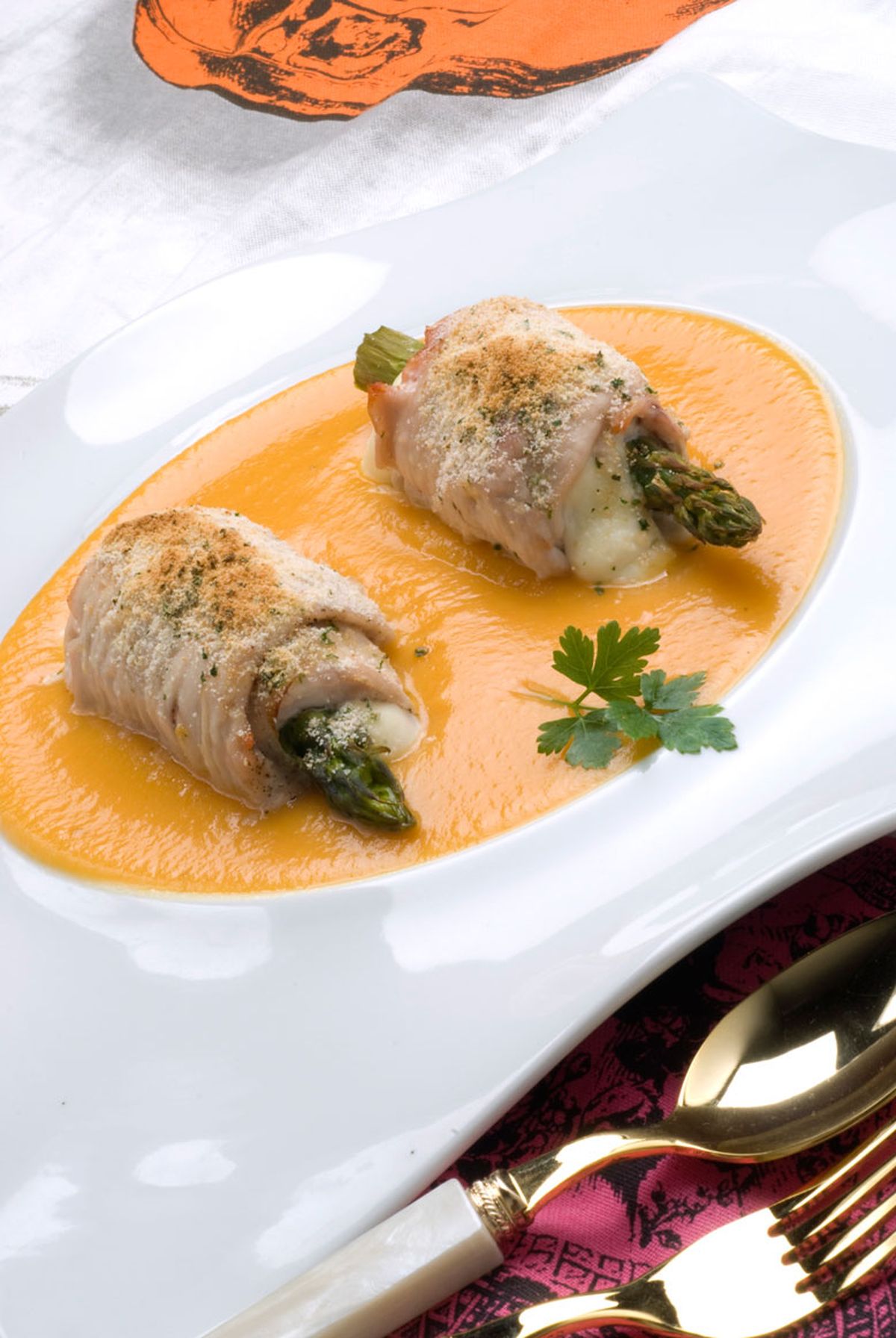 Rollitos de pavo con queso fresco y espárragos