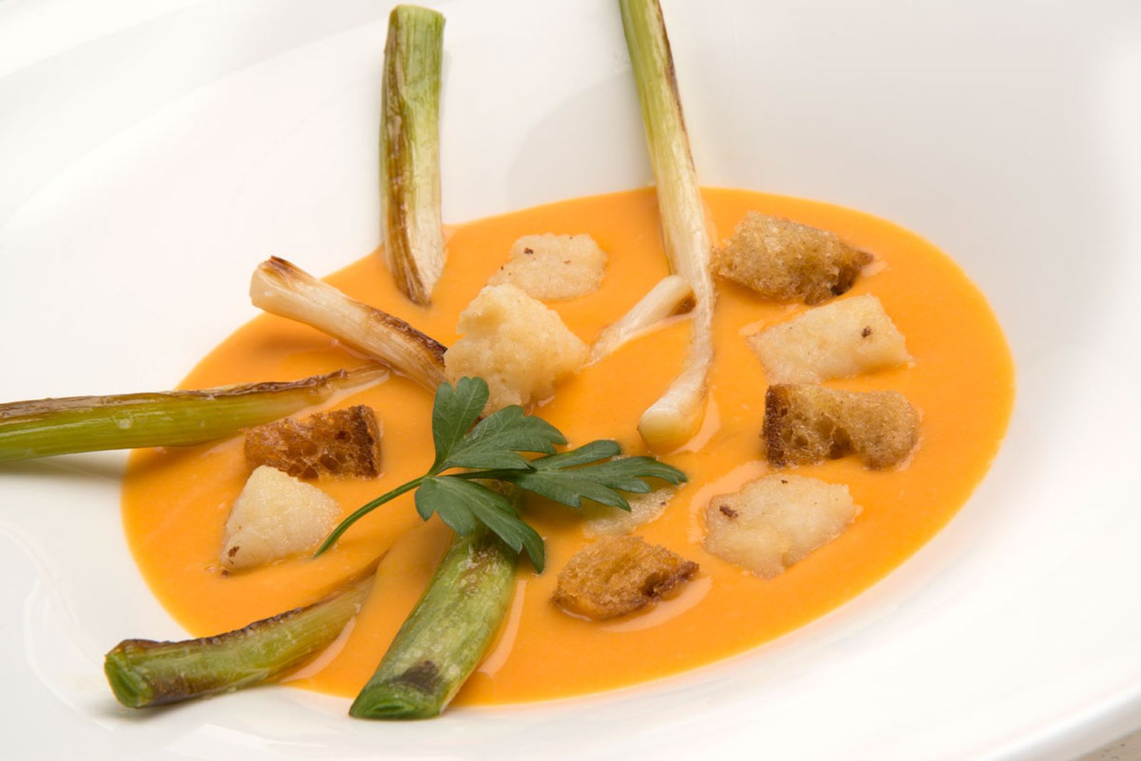 5572 1 Crema de calabaza con puerros y picatostes de pan y bacalao (957) xl