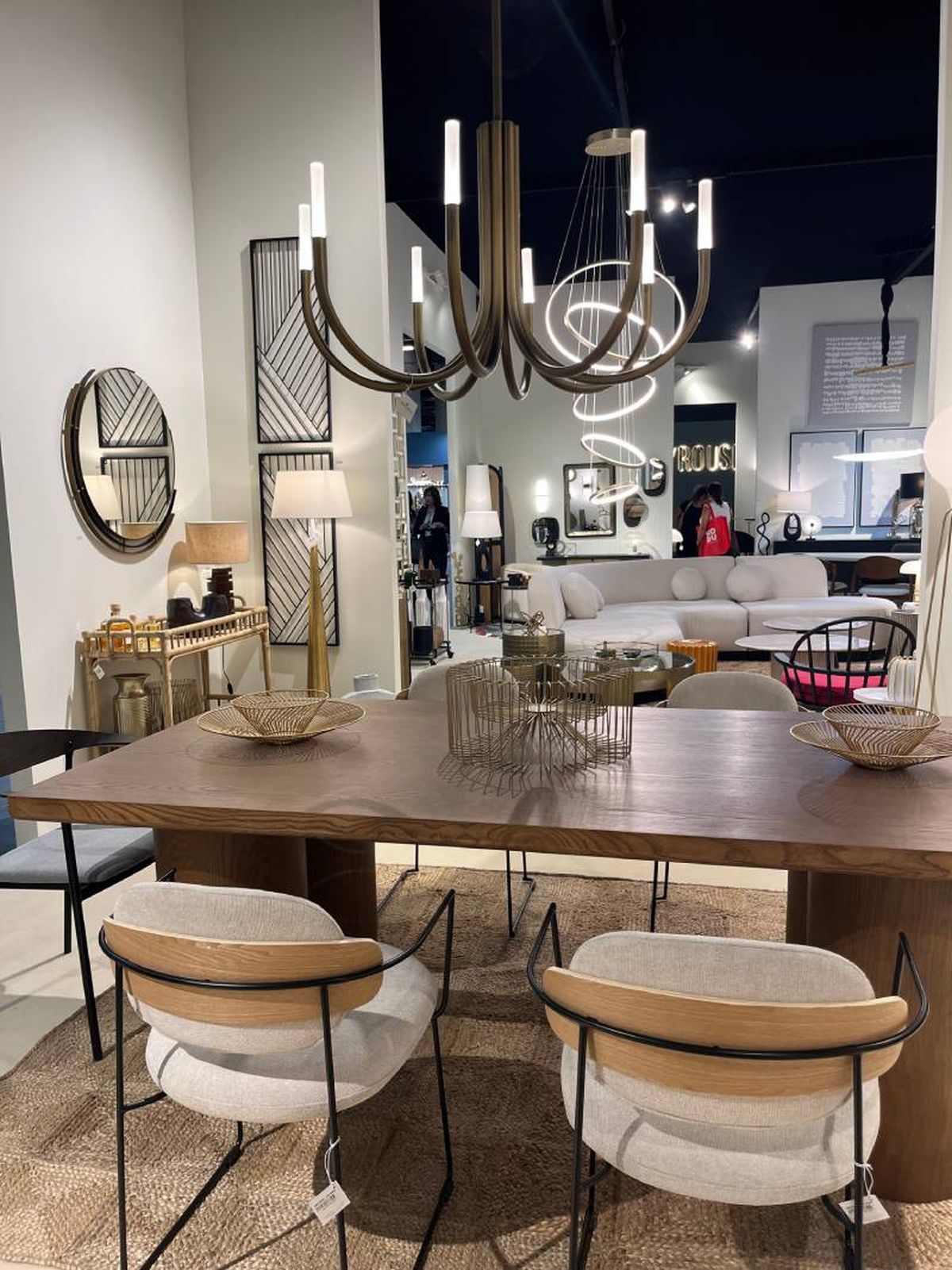 Decoración de comedor mezclando tendencias de THAI NATURA.