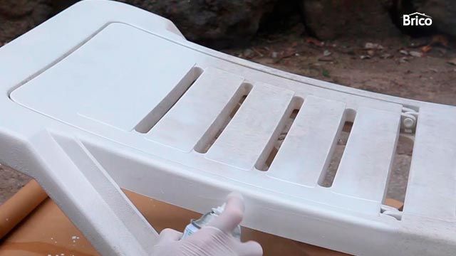 Como pintar una tumbona de plastico paso 4