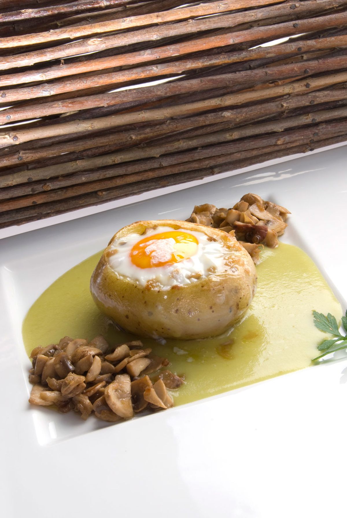 Nido de patata con champis y huevo