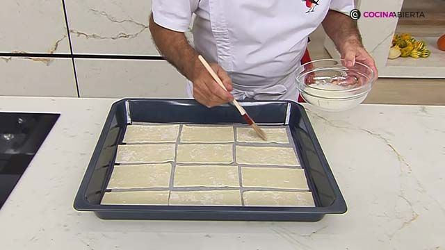 KARL70180322 receta pastelitos hojaldre pinones paso 3