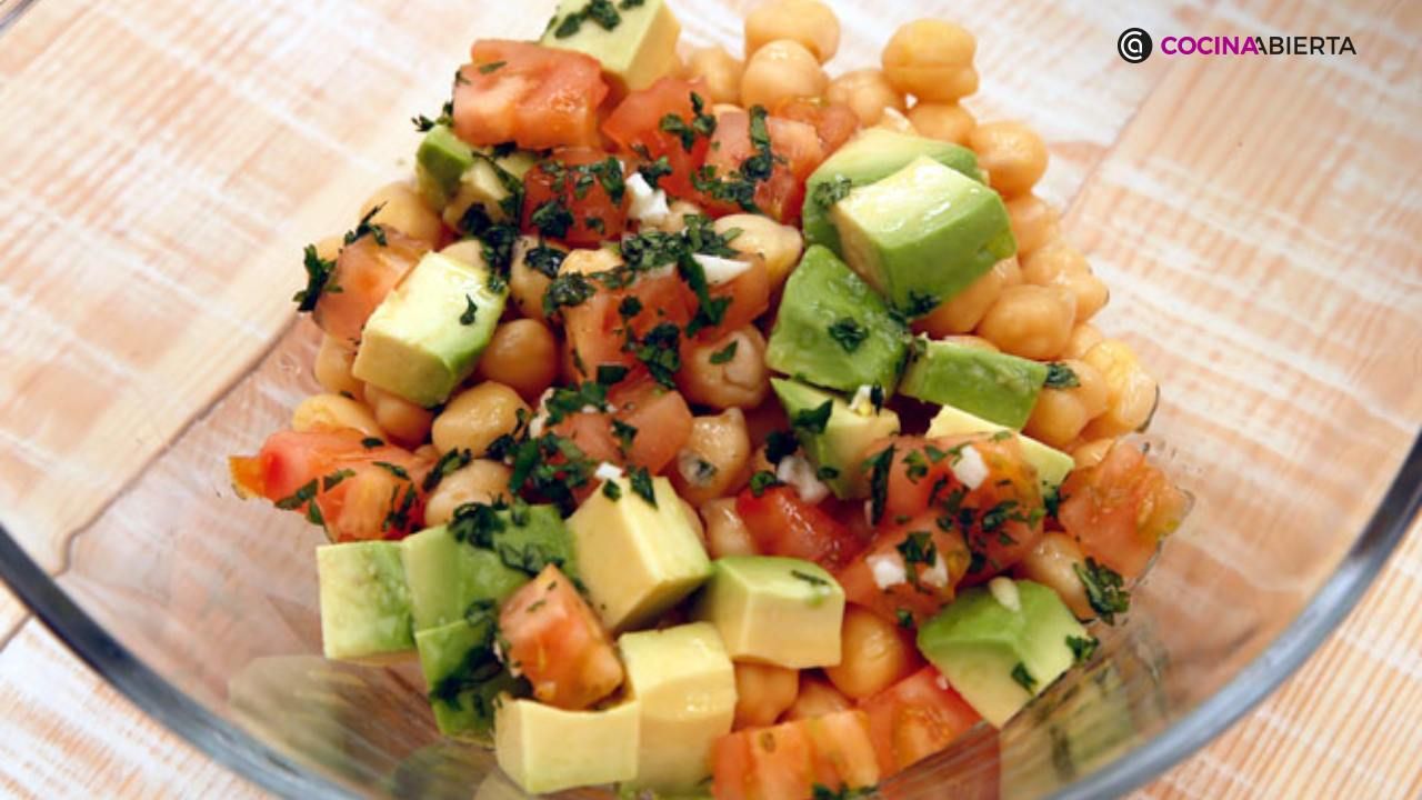 La ensalada de garbanzos y aguacate es un plato muy completo