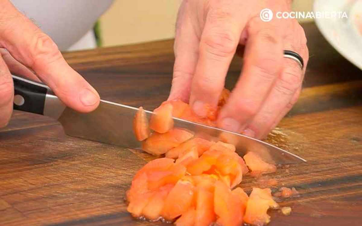 Corta el tomate en concasse