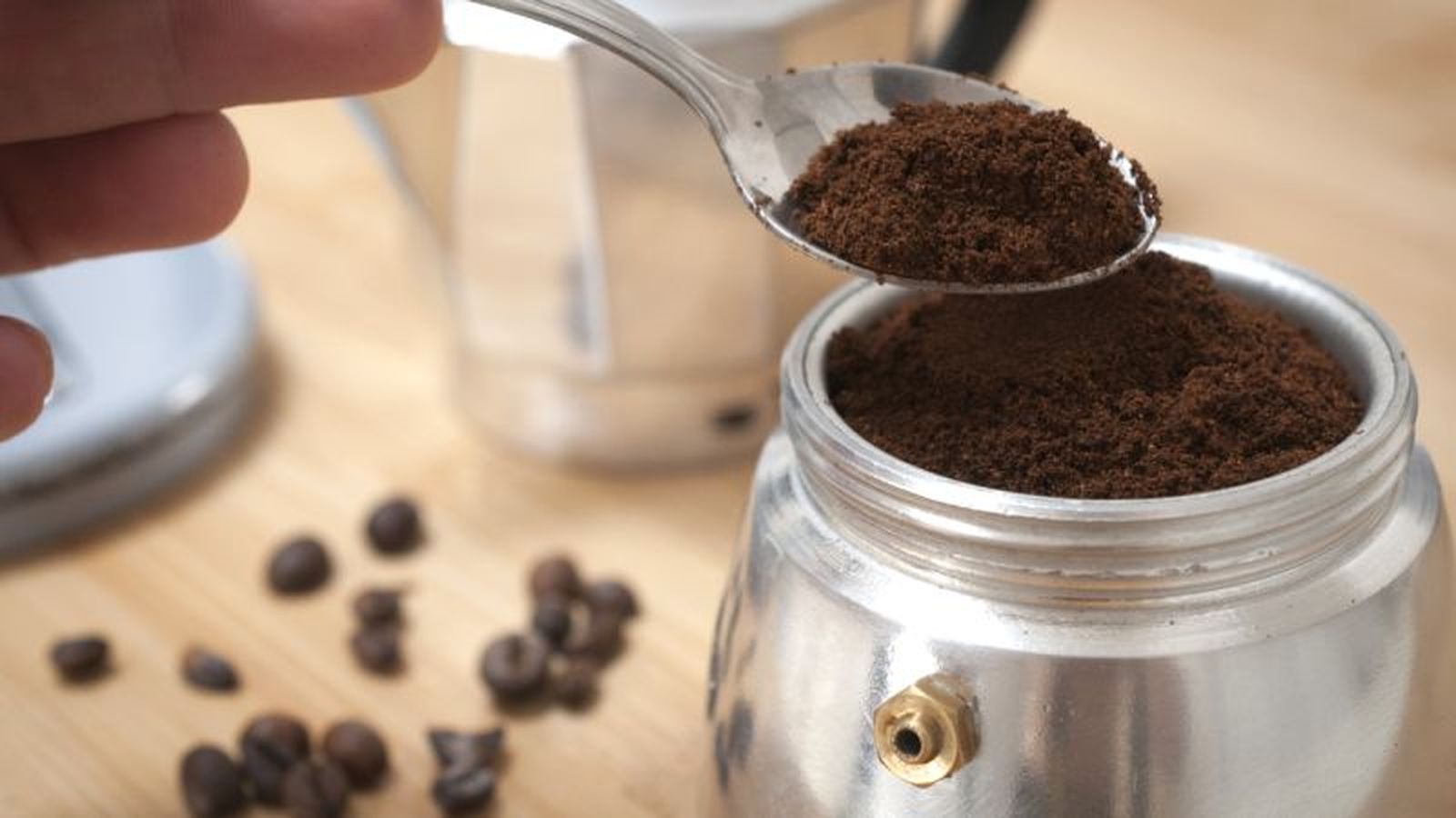 Rellenamos la cafetera italiana con café molido