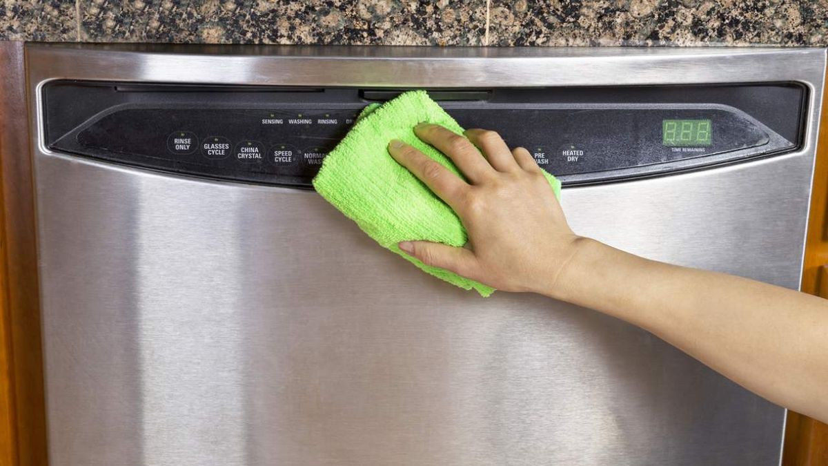 Jabón, vinagre y aceite de oliva son grandes aliados para limpiar este metal