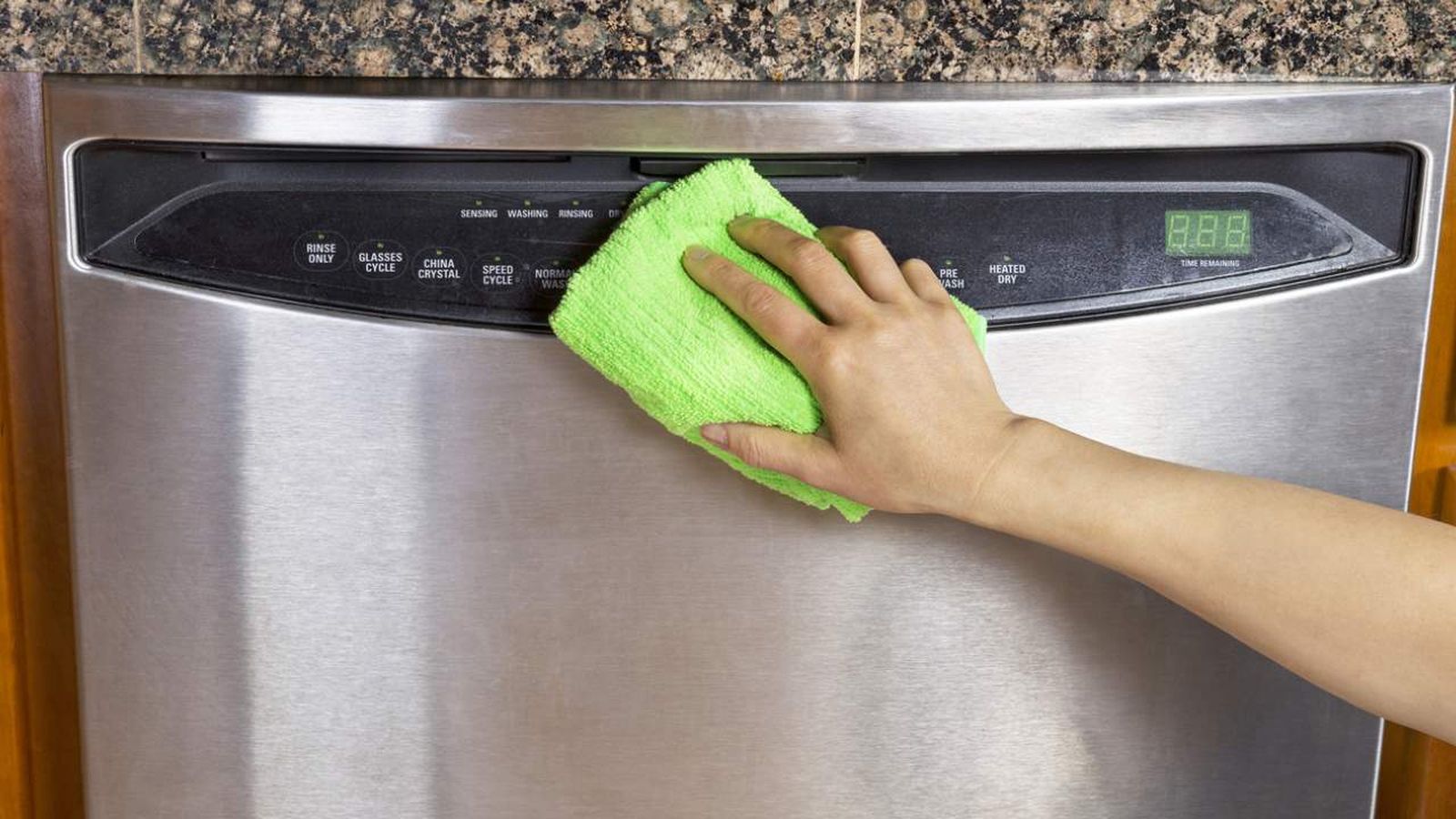 Jabón, vinagre y aceite de oliva son grandes aliados para limpiar este metal