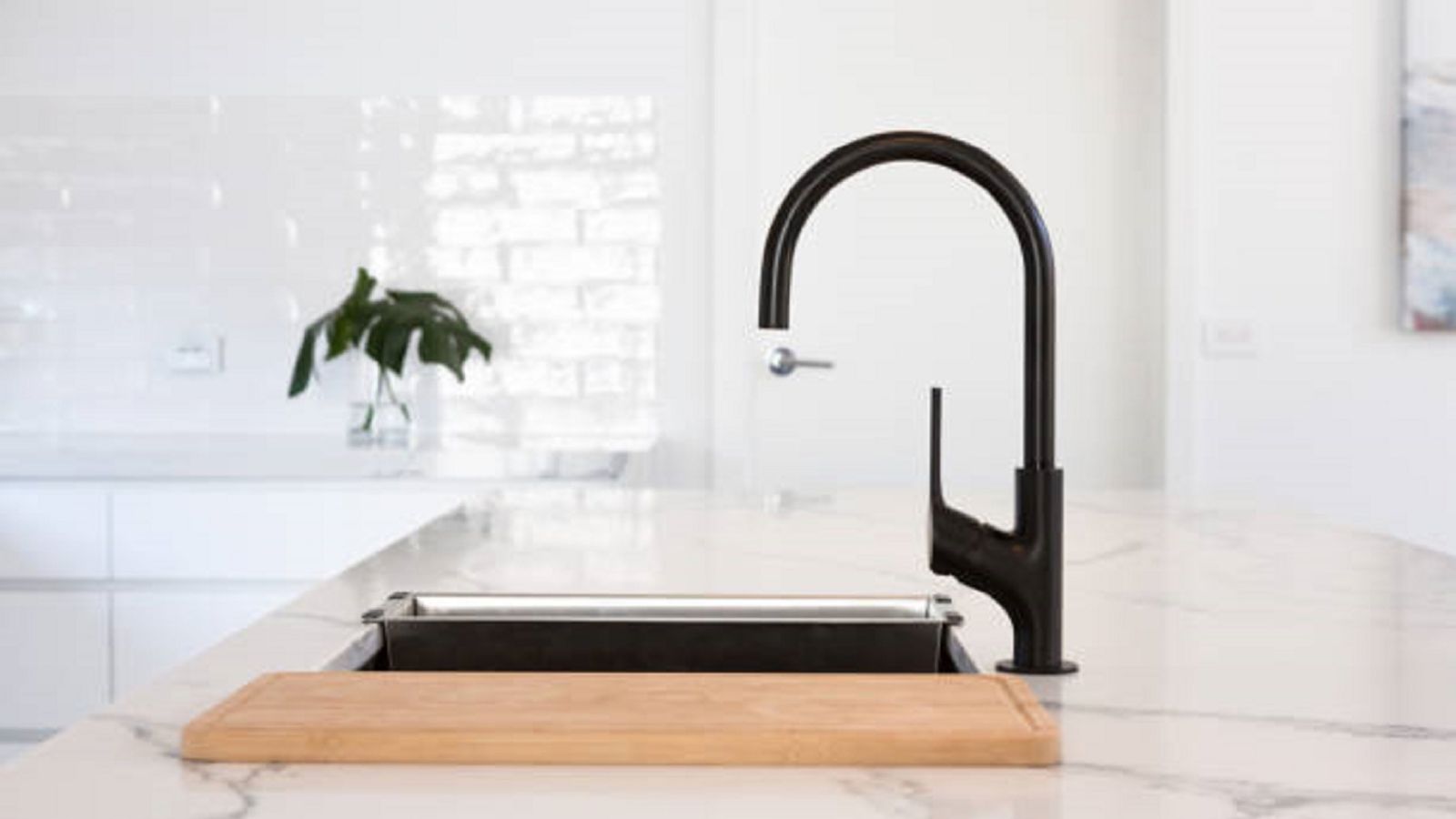 Grifería negra nueva tendencia para renovar la cocina 1