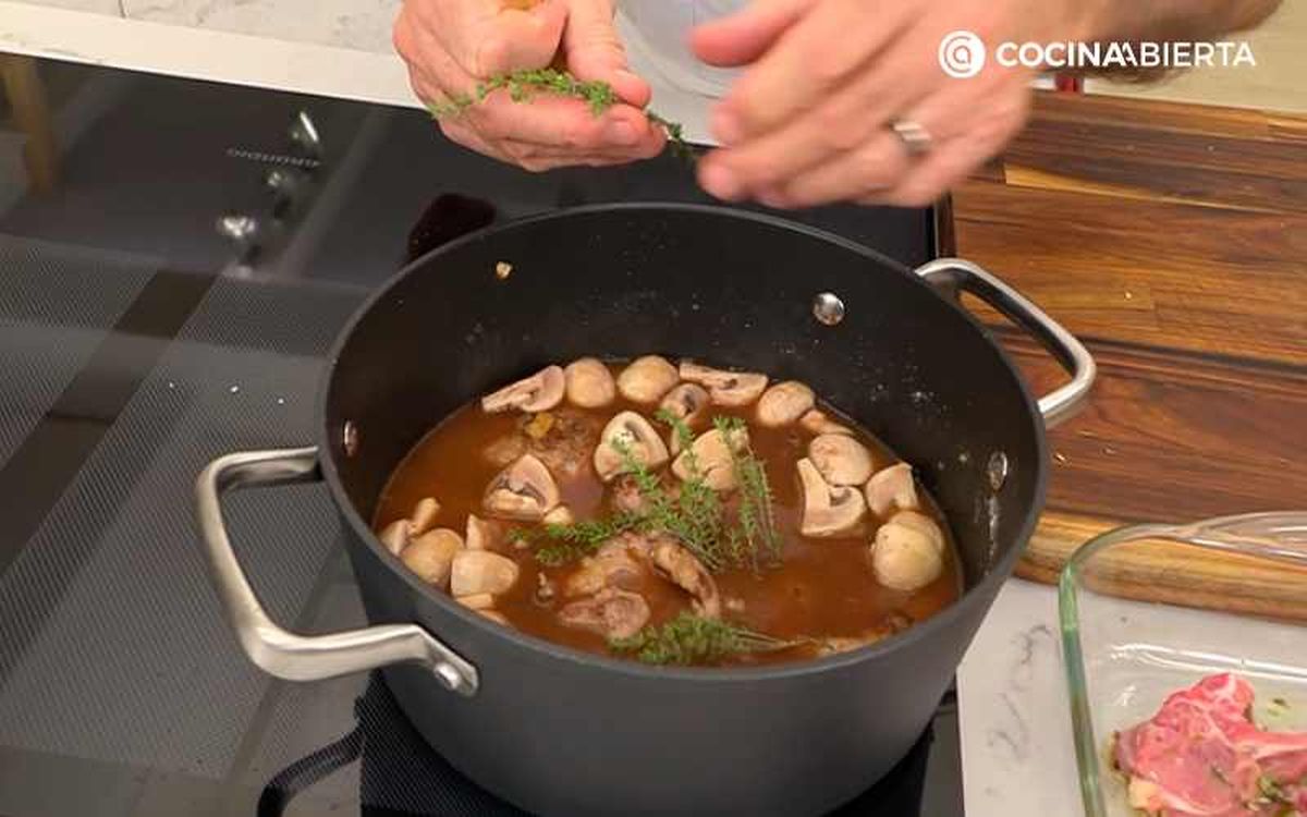 Agrega las ramas de tomillo