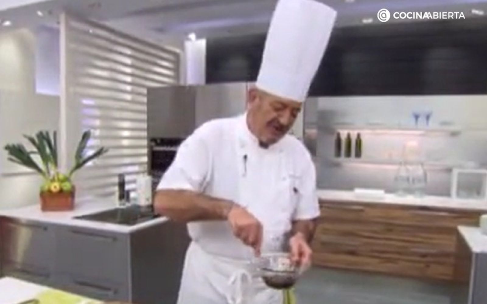 Karlos Arguiñano bate con un tenedor hasta lograr una vinagreta homogénea