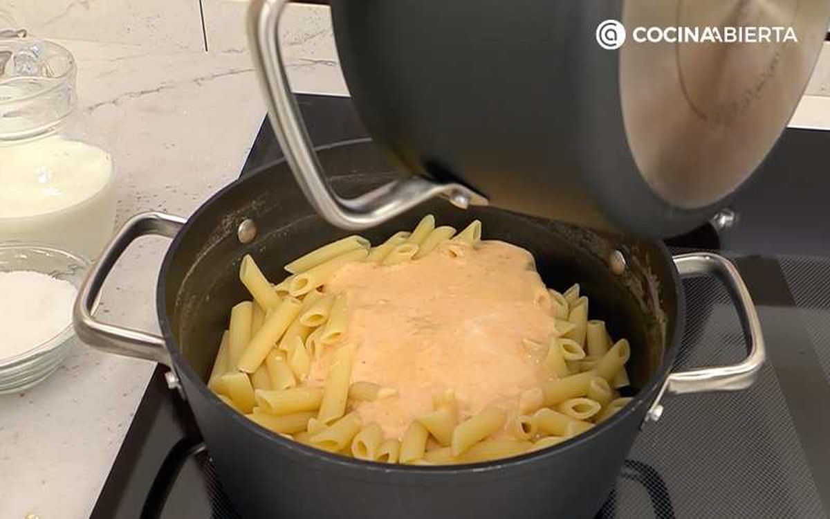 Vierte la salsa aurora sobre los macarrones