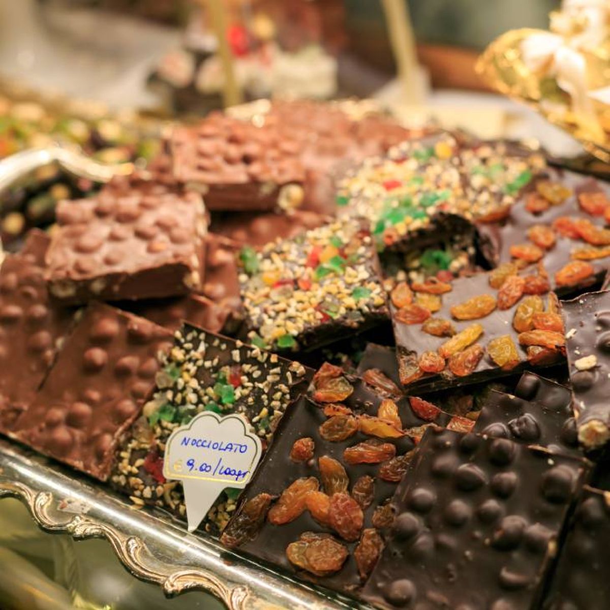 puesto de chocolates en mercado Navidad italia