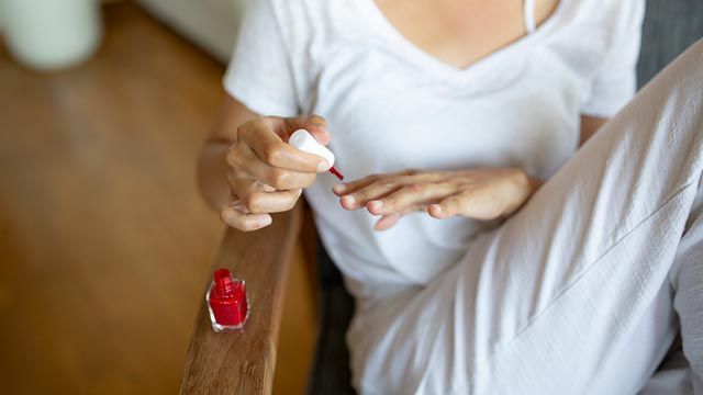 truco para recuperar maquillaje compacto polvo roto esmalte unas seco