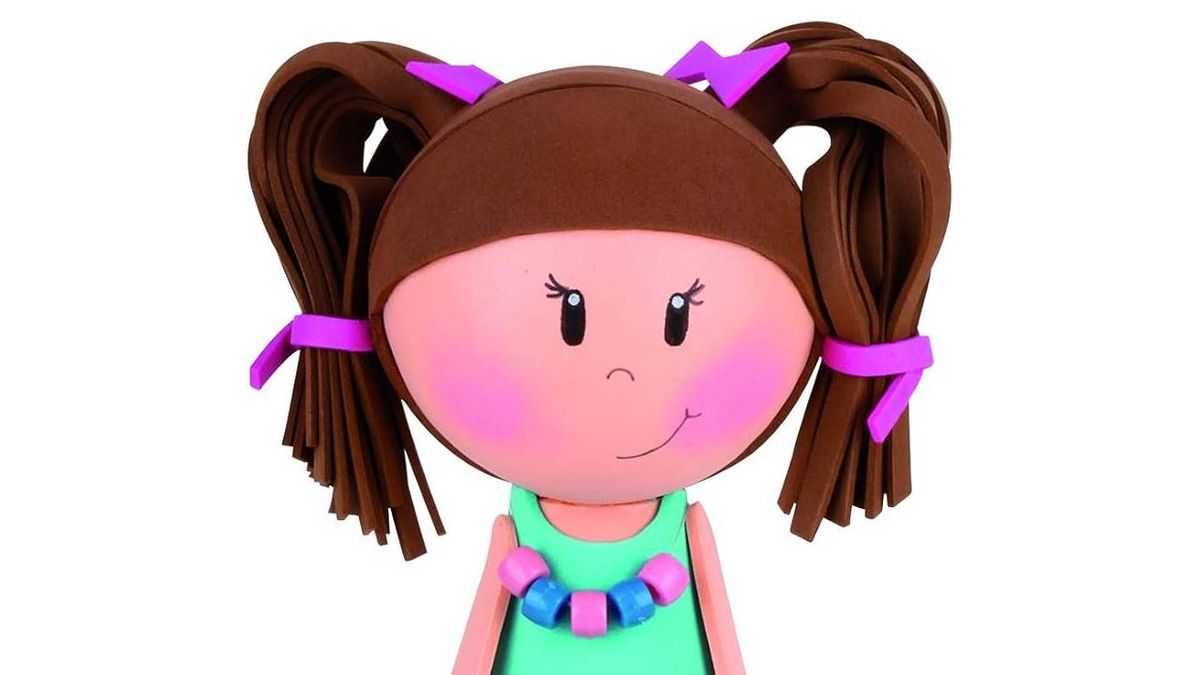Muñeca fofucha de niña sonrosada.