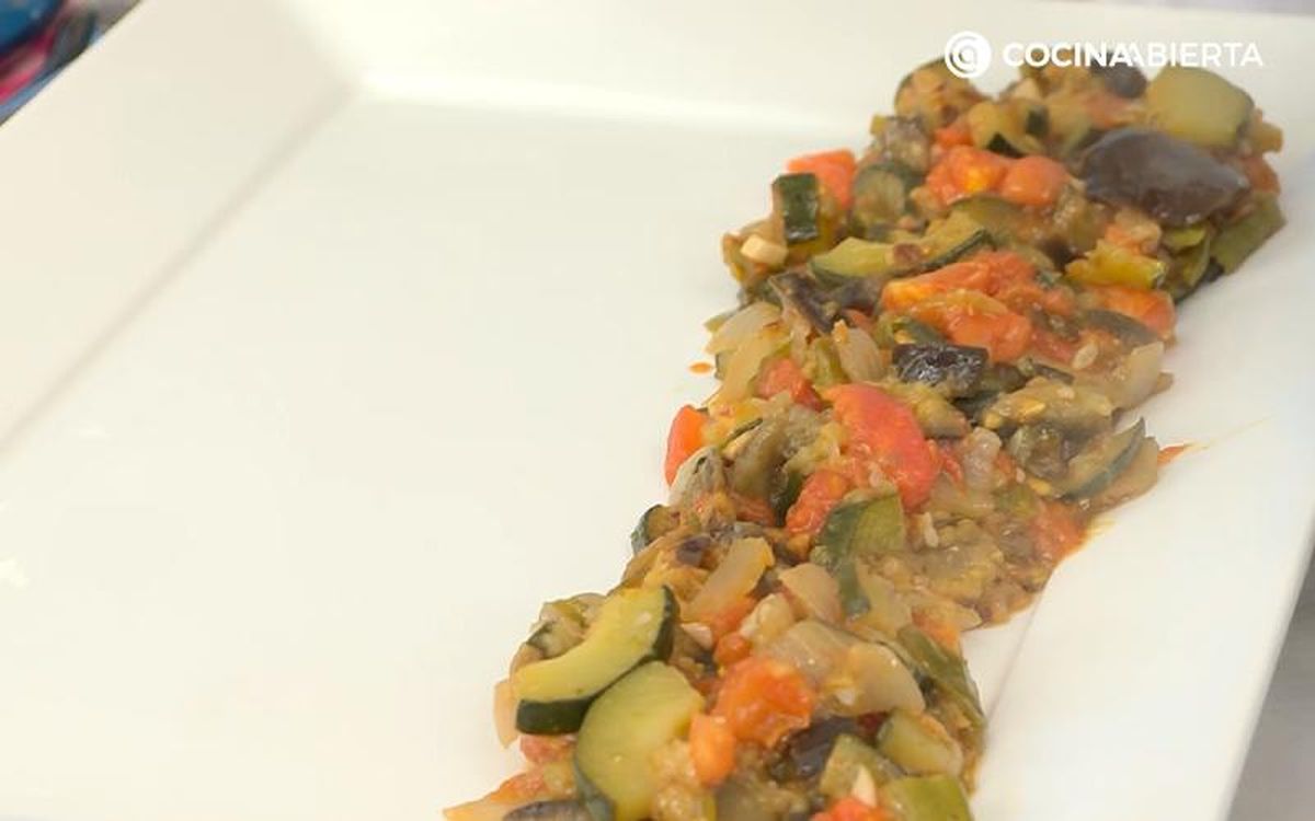 Sirve el pisto de verduras