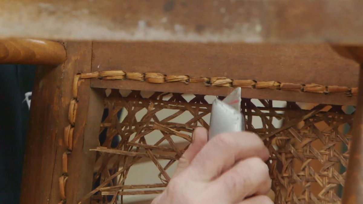 Cómo restaurar el asiento de una mecedora paso 1