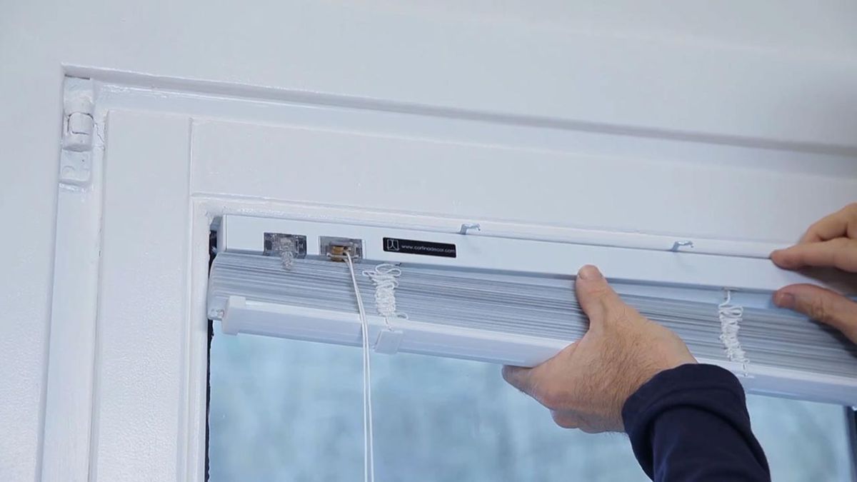 Colocar veneciana en ventana oscilobatiente paso 5