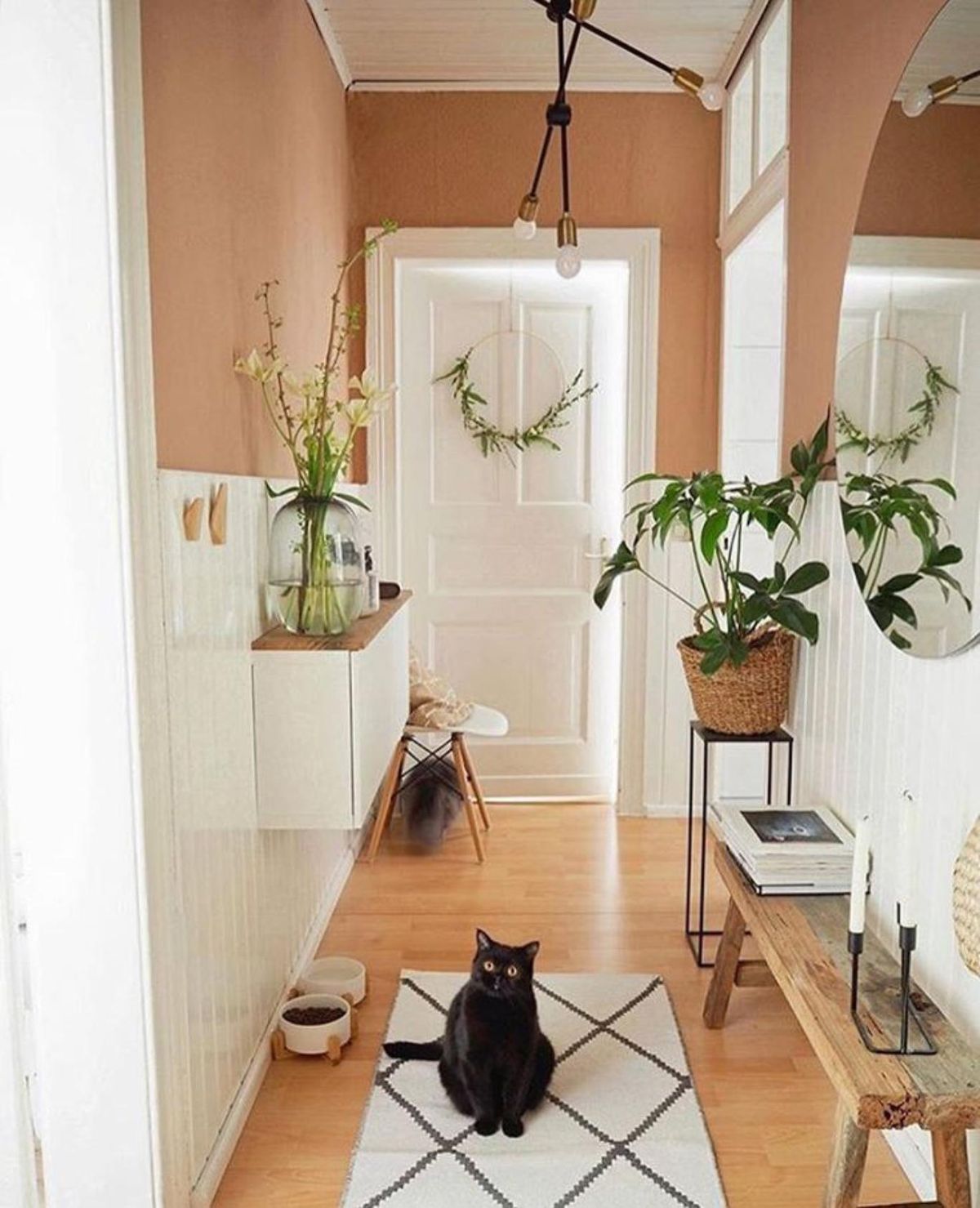 Casa con puertas de interior blancas.