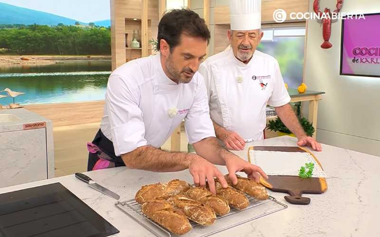 Deja que los panes de muesli se enfríen en una rejilla