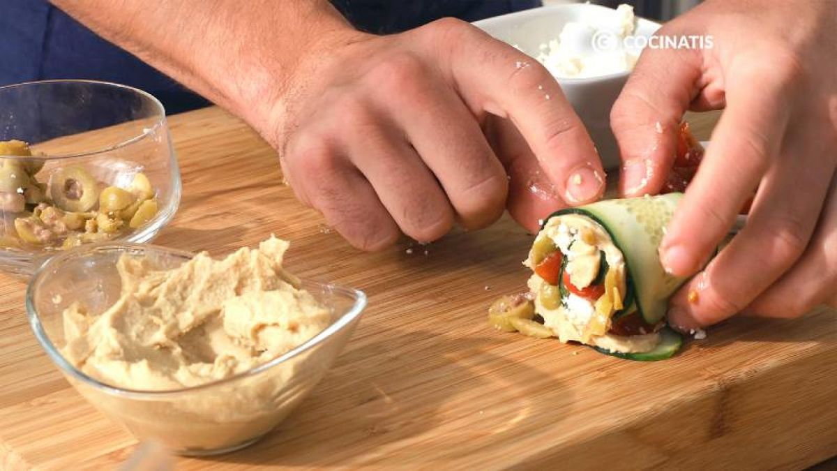 Enrolla las láminas de calabacín