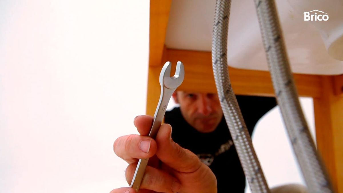 Cómo apretar el grifo del lavabo paso 1