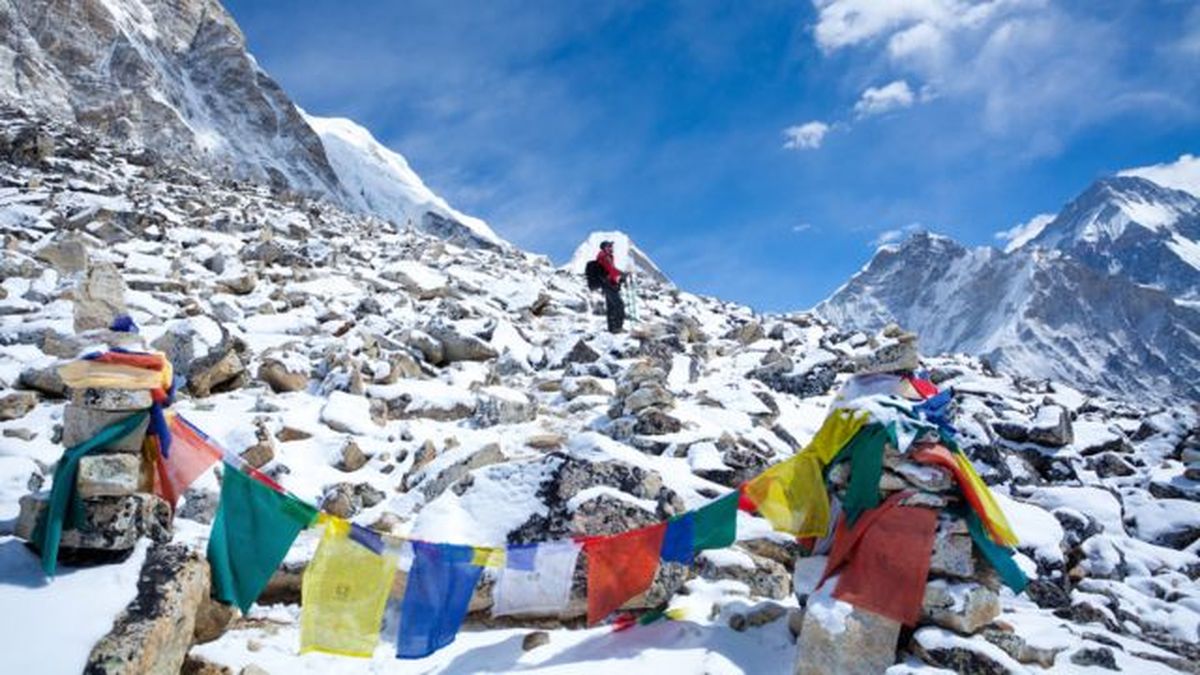 bandejras de colores en el himalaya