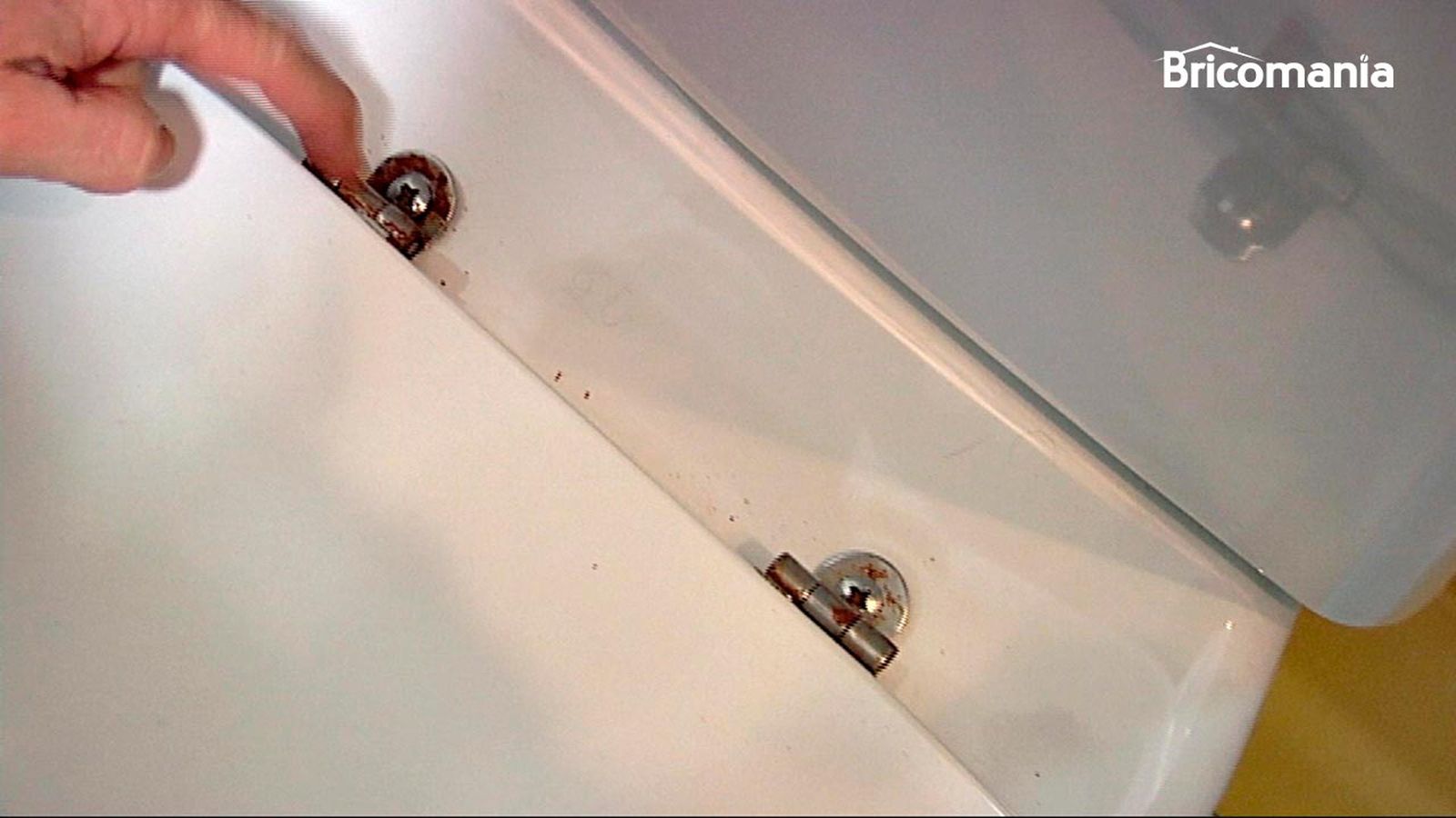 Sustituir bisagras de la tapa del wc