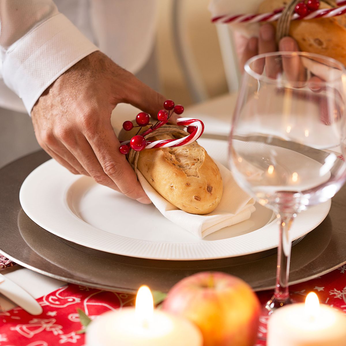 Decorar mesa navideña nórdica en blanco y rojo paso 8